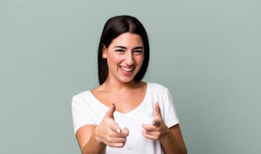 Mutlu, havalı, tatmin olmuş, rahat ve başarılı olmak, kamerayı işaret etmek, seni seçmek.