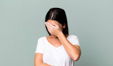 Stresli, utanmış ya da üzgün görünüyordu. Baş ağrısı vardı. Yüzü elle kaplıydı.