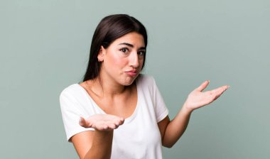 Aptal ve kafası karışık hissediyorum, hiçbir fikrim yok, aptal ya da aptal bir bakışla kafam karıştı.