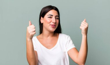 Kazanan gibi inanılmaz bir başarıyı kutluyoruz. Heyecanlı ve mutlu görünüyor.!