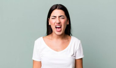 Saldırgan bir şekilde bağırmak, sinirli, sinirli, öfkeli ya da sinirli görünmek, haykırmak yok