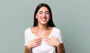 Mutlu, şaşırmış, gururlu ve heyecanlı görünüyor.