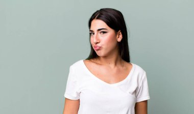 Aptal, çılgın, şaşırmış bir ifadeyle, yanakları şişmiş, içi doldurulmuş, şişman ve yemekle dolu.