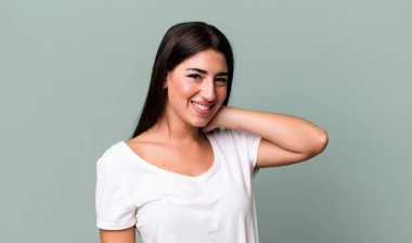 Neşeli ve kendinden emin bir şekilde gülerken, mutlu, dostane bir gülümsemeyle.