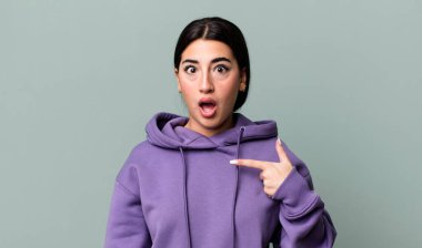 Şok olmuş ve şaşırmış bir halde, ağzı açık, kendini işaret eden.