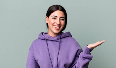 Mutlu, şaşkın ve neşeli hissetmek, olumlu bir tavırla gülümsemek, bir çözüm ya da fikir gerçekleştirmek.