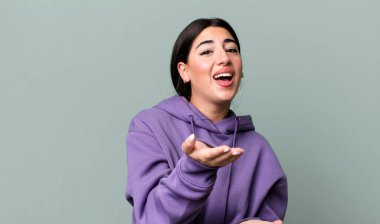 Opera sahnelemek ya da konserde şarkı söylemek, romantik, sanatsal ve tutkulu hissetmek.