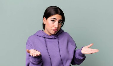 Kafası karışmış, kafası karışmış, doğru cevap ya da karardan emin olmayan, bir seçim yapmaya çalışan