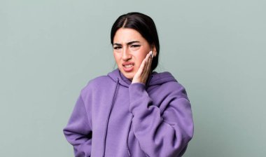 yanak tutmak ve acı veren diş ağrısı, hasta hissetmek, sefil ve mutsuz olmak, dişçi aramak.