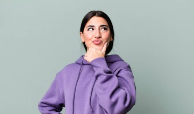 Düşünceli hissetmek, merak etmek ya da hayal etmek, hayal kurmak ve uzayı kopyalamak için yukarı bakmak.