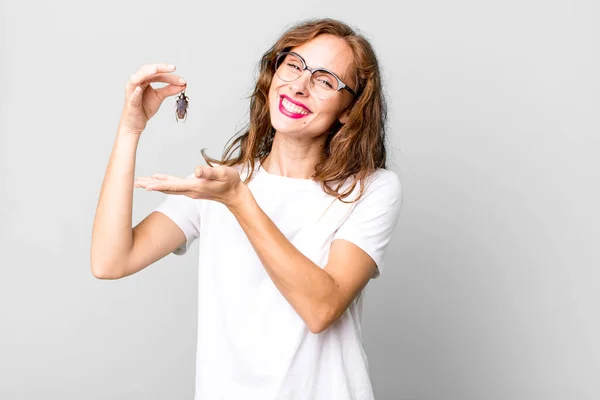 Hispanic Pretty Young Woman Holding Cockroach Disease Concept — Stock Photo, Image