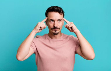 Kafası karışık ya da şüpheci olmak, bir fikre konsantre olmak, çok düşünmek, yan taraftaki boşluğu kopyalamak