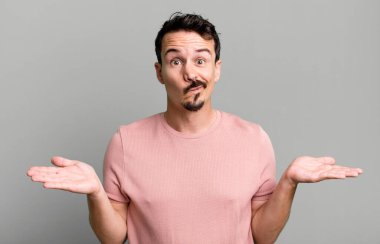 Kafası karışmış, kafası karışmış, şüpheci, farklı seçenekleri tartıyor ya da komik ifadelerle seçiyor.