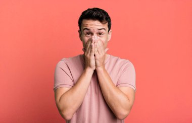 Mutlu, neşeli, şanslı ve şaşkın görünüyor iki eliyle ağzını kapatıyor.