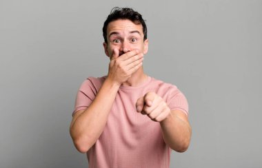 Sana gülüyor, kamerayı işaret ediyor ve seninle dalga geçiyor ya da alay ediyor.