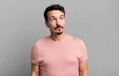 Endişeli, kafası karışık, budala bir ifadeyle, kopya alanına bakarak, şüphe ederek