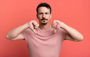 Üzgün, hayal kırıklığına uğramış ya da kızgın görünüyorsun. Anlaşmazlıkta baş parmağını gösteriyorsun. Hayal kırıklığına uğramış hissediyorsun.