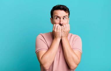 Endişeli, endişeli, stresli ve korkmuş görünüyor, tırnaklarını yiyor ve yanal kopya alanı arıyor.