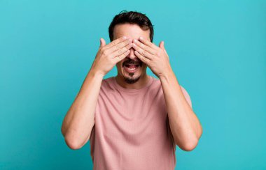 Gülümsüyor ve mutlu hissediyorum, iki elimle gözlerimi kapatıyorum ve inanılmaz bir sürpriz bekliyorum.