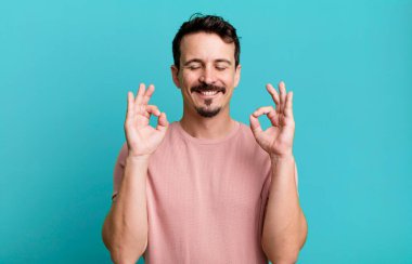 odaklanmış ve meditasyon yapan, tatmin olmuş ve rahatlamış hisseden, düşünen ya da bir seçim yapan