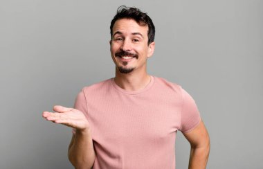 Gülümseyen, kendinden emin, başarılı ve mutlu hisseden, fotokopi alanında konsept veya fikir gösteren