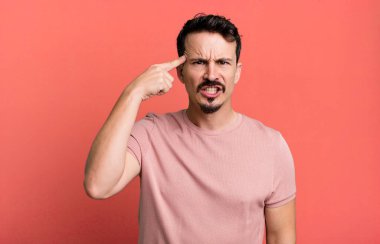 Kafan karışık ve şaşkın, deli, deli ya da aklını kaçırmış olduğunu gösteriyorsun.