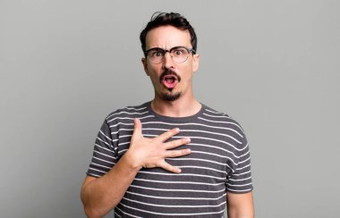 Şok olmuş, şaşırmış ve şaşırmış hissediyorum, ellerim göğsümde ve ağzım açık, kim olduğumu söylüyorum, ben?