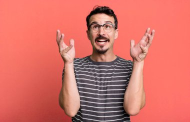 Mutlu, şaşkın, şanslı ve şaşırmış hissediyorum. Zaferi iki elim havada kutluyorum.