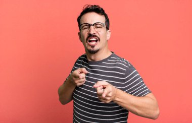 Mutlu, havalı, tatmin olmuş, rahat ve başarılı olmak, kamerayı işaret etmek, seni seçmek.