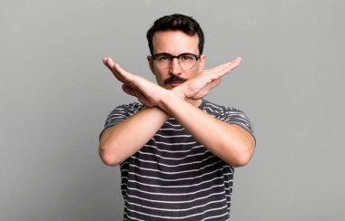 Bu tavrından rahatsız ve bıkkın görünüyorsun, yeter artık! Eller önde çapraz, durmanı söylüyor.