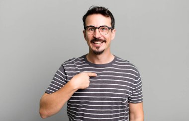 Mutlu, gururlu ve şaşırmış görünüyorsun, neşeli bir şekilde kendini gösteriyorsun, kendinden emin ve yüce hissediyorsun.