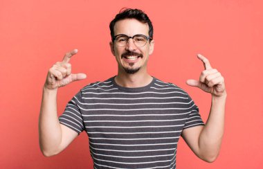 Gülümsemeyi çerçevelemek ya da özetlemek, iki elinle, pozitif ve mutlu görünmek, sağlık kavramı