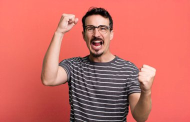 Zaferle bağırmak, heyecanlı, mutlu ve şaşırmış gibi görünmek, kutlama yapmak,