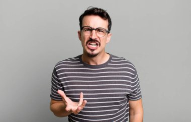 Kızgın, sinirli ve hayal kırıklığına uğramış görünüyorsun. Senin neyin var? 