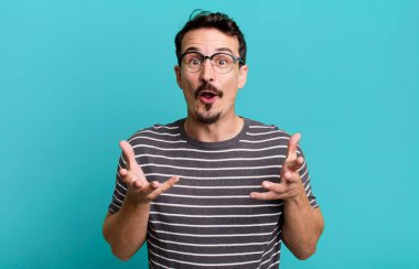 Açık sözlü ve şaşırmış, şok olmuş ve hayrete düşmüş.