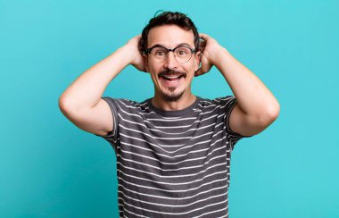 Mutlu, kaygısız, arkadaş canlısı ve rahat görünüyor. Hayattan ve başarıdan keyif alıyor ve olumlu bir tutum sergiliyor.