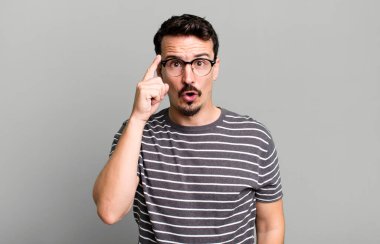 Şaşırmış, ağzı açık, şok olmuş, yeni bir düşünce, fikir ya da konsept keşfediyor.