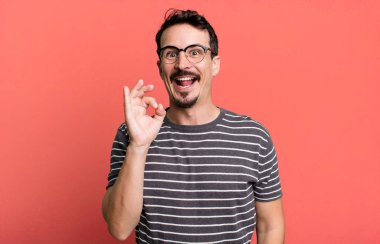 Başarılı ve tatmin olmuş hissediyorum, ağzım açık gülümsüyorum, elimle imzamı atıyorum.