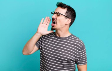 Yana uzayı kopyalamaları için öfkeyle ve yüksek sesle bağırıyordu.