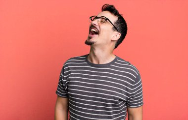 Öfkeyle bağırıyor, agresif bağırıyor, stresli ve sinirli görünüyor.