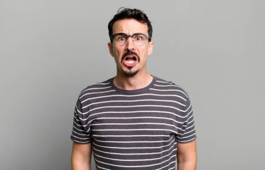 Korkmuş ve şok olmuş hissediyorum, ağzım açık şaşkınlıkla