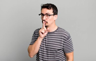 Sessizlik ve sessizlik istiyorum, parmaklarımı ağzımın önüne uzatıp 