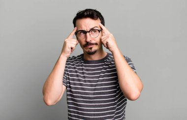 Bir fikir üzerinde yoğunlaşmak ve kafa yormak, bir meydan okumaya veya soruna bir çözüm hayal etmek.