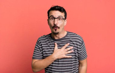 Şok olmuş ve şaşırmış hissediyorum, gülümsüyorum, el ele tutuşuyorum, o kişi olmaktan mutluyum ya da minnettarlık gösteriyorum.