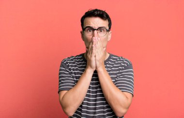 Endişeli, üzgün ve korkmuş hissediyorum, ellerle ağzını kapatıyorum, endişeli ve berbat görünüyor.