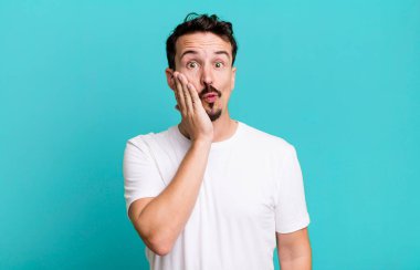 Şok oldum ve ağzım açık inanmamak için yüz yüze sarıldım.