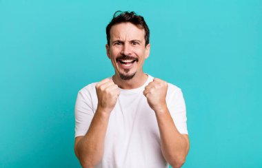 Zaferle bağırmak, gülmek, mutlu olmak ve başarıyı kutlarken heyecanlanmak.