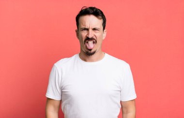 İğrençsin, sinir bozucusun, dilini dışarı çıkarıyorsun, iğrenç ve iğrenç bir şeyden hoşlanmıyorsun.