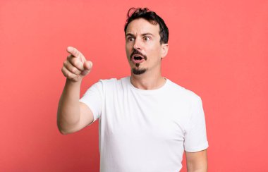 Şaşırmış ve şaşırmış hissediyorum. Şaşırmış ve ağzı açık bir şekilde hayranlıkla yukarı bakıyor.