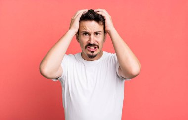 Hayal kırıklığına uğramış ve sıkılmış hissediyorum, başarısızlıktan bıkmış ve bıkmış, sıkıcı işlerden bıkmış